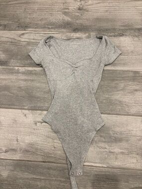 American Eagle Outfitters Light Grey Short-Sleeve Sweetheart Neck Bodysuit